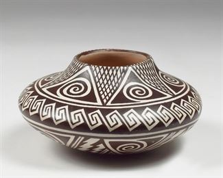 LOT 397: HELEN NAHA FEATHERWOMAN HOPI POTTERY JAR
