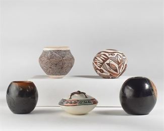LOT 405: LOT OF 5 SMALL PUEBLO POTS