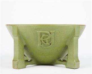 LOT 474: TECO ROMAN SALAD BOWL HOLMES SMITH