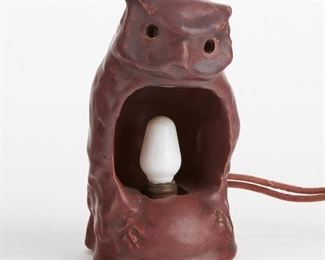LOT 492: VAN BRIGGLE POTTERY OWL NIGHT LAMP 1910S ARTS & CRAFTS