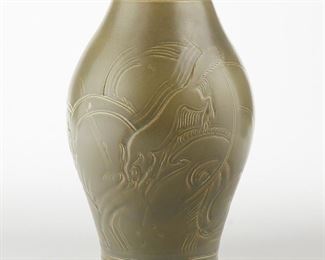LOT 513: SUSIE COOPER SQUIRREL POTTERY VASE