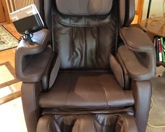 Cozzia massaging leather chair