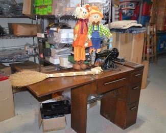 Singer Sewing machine in cabinet 