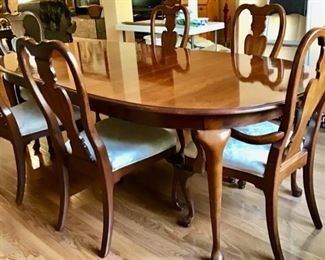 Dining Table w/Leaf and 6 Chairs in Very Good Condition