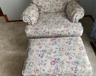 Mint condition chair & ottoman that coordinate with the sofa.