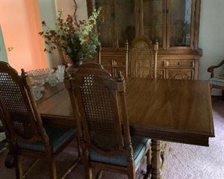 Thomasville Dining room table with 6 chairs.   Table can expand to  102 ".     This set is in mint condition !