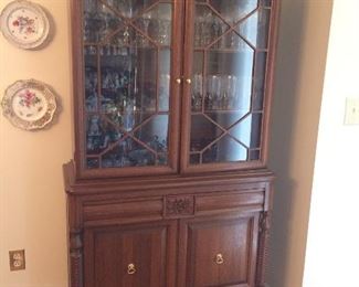 China cabinet that matches the sideboard/buffet!Mint condition!