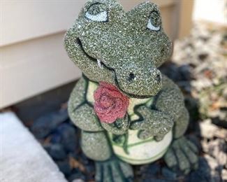Outdoor alligator yard ornament