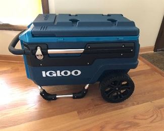brand new Igloo Trailmate Journey cooler on wheels