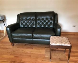 Natuzzi leather loveseat, dark green with tufted back. Classic in perfect condition.
