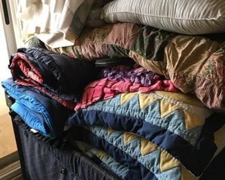 Linens/pillows/blankets