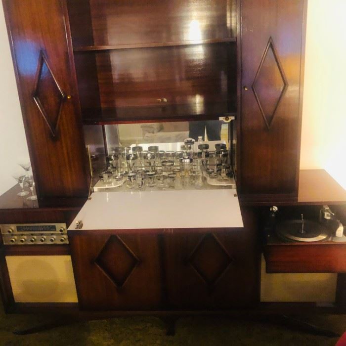 MID-CENTURY MODERN CHINA CABINET WITH STEREO