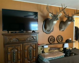 American Drew Inc. Chest & More Whitetail Deer Mounts