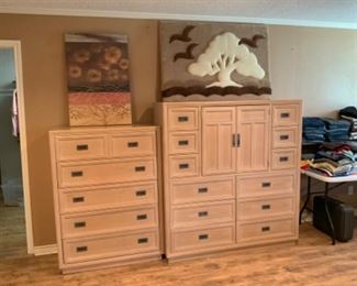 Stanley Chests to the Stanley Bedroom Set-Nice condition on this bedroom set! 