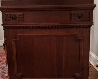Front view of the "Monica" Senatorial lectern.
