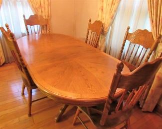 Dinning Room Table 5 Chairs 