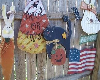 Seasonal door and fence decor