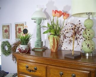 Lamps, artificial flowers and artwork