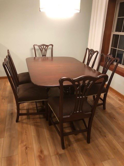 Stunning solid mahogany dining set with 3 leaves and 6 chairs.  Fine vintage antique furniture maker Georgetown Galleries
