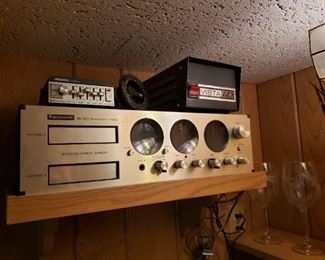 Vintage Panasonic 8-track stereo, powers up, but might need repair, not sure if working....