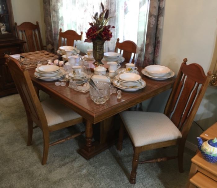 Excellent Broyhill Dining Set.