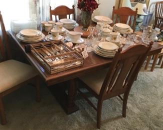 Broyhill Dining Table & Chairs