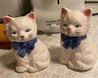 Ceramic Kitty Kat Salt & Pepper Shakers