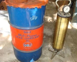Metal Gulf gear lube can.