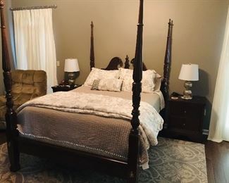 Four Post Colonial Queen Bed (no mattress included) 