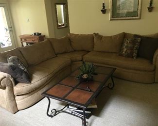 Great comfy sectional couch with 4 throw pillows 