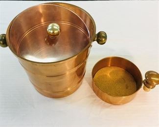 Copper ice
Bucket and matching wine holder for the table 