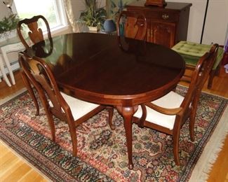 Cherry Thomasville dining room table and 4 chairs