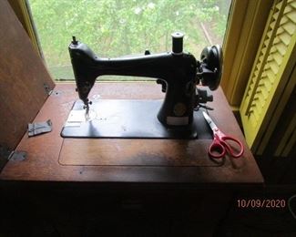 Singer sewing machine - 66-16 (works)