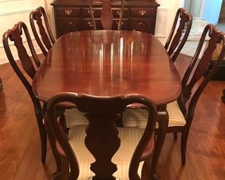 Beautiful dining room table with 2 leaves and 6 chairs