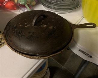 Cast iron skillet and lid