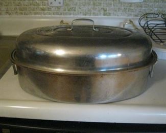 Covered roasting pan