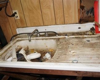 Antique enamel sink (in tact, you move)