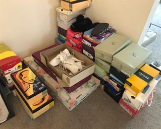 THERE'S DOZENS OF NEW  WOMEN'S SHOES STILL IN BOXES (7.5")