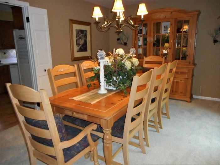 Beautiful Broyhill Dining Room Table, Ladder back Chairs & Cabinet