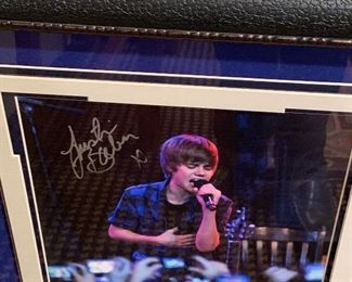 Justin Bieber autographed picture with COA