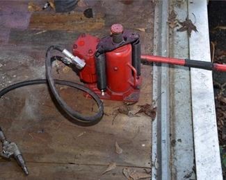 82. TORIN BIG RED JACKS 12Ton Air Hydraulic Bottle Jack