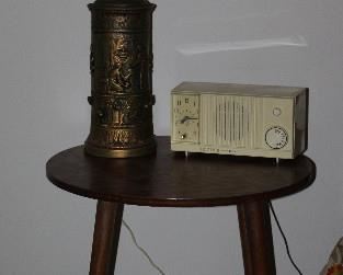 Vintage 1960s Round Occasional Table on Torpedo Legs (24”D x 28”) 