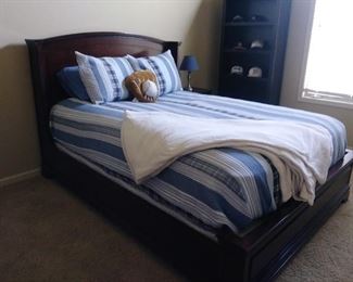 Queen bed frame & nice mattress set