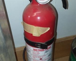 Serviceable fire extinguisher 