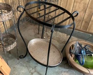 #84	Oval Black Iron Stand 20x14x28	 $40.00 	 call 256-603-4198 
