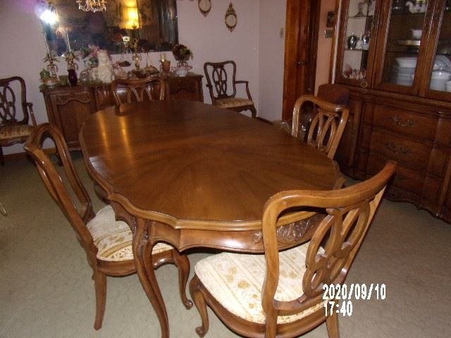 1960'S FRENCH PROVINCIAL DINNING ROOM TABLE AND 6 CHAIRS