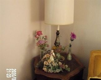 END TABLE- LAMP -FLOWER ARRANGMENTS