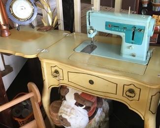 Singer sewing machine in cabinet 