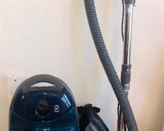 Kennemore canister vacuum with attachments 