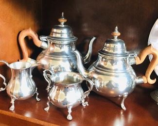 4 piece Stieff Williamsburg Pewter coffee/ tea service with wooden handles.
